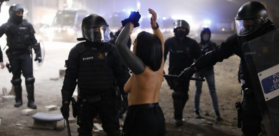 Los Mossos dEsquadra desalojan la macrofiesta ilegal de Llinars del Vallès