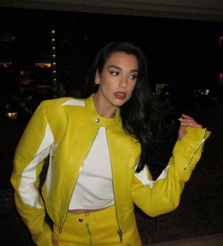 Dua Lipa con el conjunto de GCDS