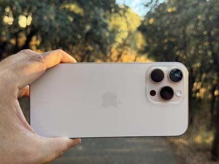 El iPhone 16 Pro Max con su sistema de tres cámaras.