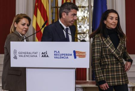 El president de la Generalitat valenciana, Carlos Mazón, acompañado de la consellera de Economía y Hacienda, Ruth Merino, y por la vicepresidenta de la Generalitat Valenciana, Susana Camarero, realiza una declaración institucional en les Corts con motivo de los presupuestos autonómicos de 2025, a 17 de marzo de 2025, en Valencia, Comunidad Valenciana (España). Esta convocatoria llega después de que los Presupuestos de la Generalitat se prorrogasen al finalizar el año y su presentación se haya aplazado en varias ocasiones. Las cuentas autonómicas dependen de las conversaciones que el PP mantiene con el que fue su socio de gobierno, Vox.