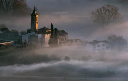 Santa Cecília de Voltregà entre la niebla.