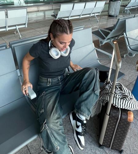 Laura Escanes en el aeropuerto con los pantalones cargo de Zara