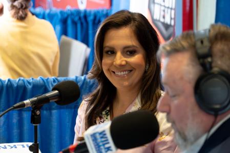 Elise Stefanik, líder de la conferencia republicana en el Congreso y posible futura vicepresidenta de Donald Trump, en una entrevista tras su discurso