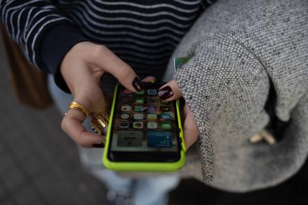 Una persona usa el teléfono móvil, a 1 de febrero de 2024, en Barcelona, Catalunya (España). El pasado 30 de enero el Govern aprobó las instrucciones que regulan el uso de los dispositivos móviles en las aulas de colegios e institutos, que se comenzarán a aplicar de cara al próximo curso 2024-2025. En Educación Infantil, Primaria y Secundaria (ESO), el uso de los teléfonos móviles estará totalmente prohibido, mientras que en Bachillerato y Formación Profesional (FP), los alumnos podrán utilizarlos durante horas no lectivas.