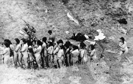 Mujeres judías desnudas por orden de los Einsatzgruppen en Babi Yar, 1941.