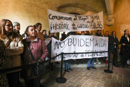 Protesta de un grupo de vecinos de Sarrià y feligreses contra la marcha de las clarisas de Pedralbes