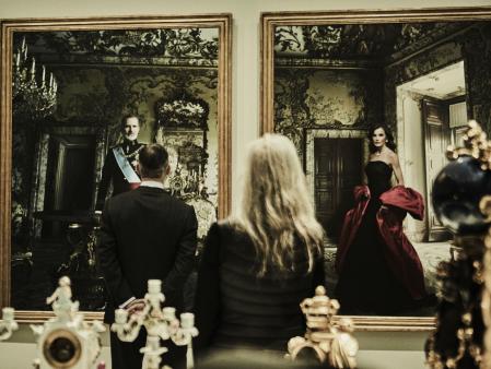 El rey Felipe y la reina Letizia conversan con la fotógrafa frente a sus retratos en un juego de sombras y color