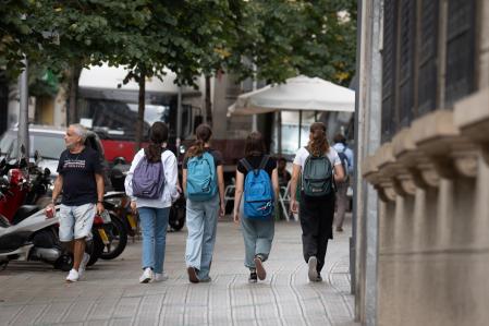 Varios niñas con mochilas a la salida del colegio Pia Balmes, que la nueva normativa del Govern convertirán en espacio libre de humo, a 23 de septiembre de 2022, en Barcelona, Catalunya (España). La nueva normativa consiste en convertir entradas y salidas de centros escolares, terrazas y paradas de autobús, en ‘espacios libres de humo’. Además, la medida responde al estancamiento en la bajada de personas fumadoras. Además, la Generalitat tiene previsto ofrecer a partir de enero de 2023 sustitutivos gratuitos de nicotina a las personas con rentas inferiores a 18.000 euros que quieran dejar de fumar.