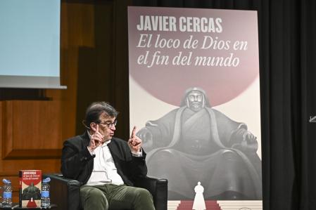 Javier Cercas, esta mñana, en Madrid, ante una portada gigante de su nuevo libro