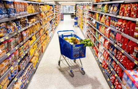 Carrito de compras en el medio en un pasillo del supermercado
