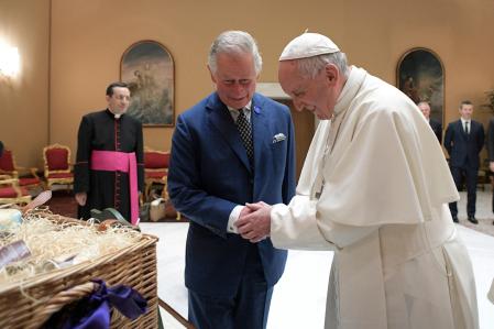 El papa recibió al entonces príncipe Carlos de Inglaterra en el Vaticano en 2017.