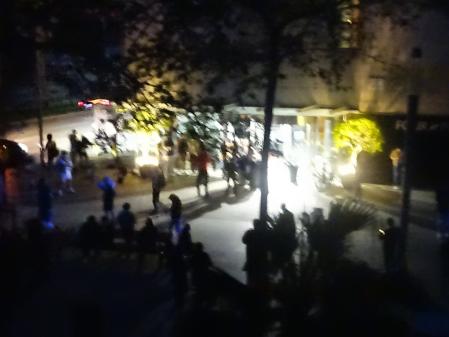 Turistas desconcertados a la puerta del hotel.