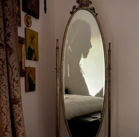 El espejo clásico que Eva tiene en su dormitorio.