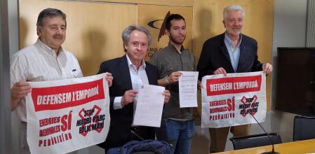 De derecha a izquierda: el portavoz de la plataforma contraria la parque eólico marino Stop Macro Parc Eòlic Marí, Jordi Ponjoan; el portavoz de la Iaeden-Salvem l'Empordà, Raúl Domínguez, el abogado Eduard de Ribot este martes en la rueda de prensa celebrada en el Col·legi de Periodistes.