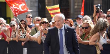 El expresidente de la Generalitat de Catalunya José Montilla, a su llegada a la toma de posesión de Salvador Illa como president de la Generalitat, en la plaza de Sant Jaume, a 10 de agosto de 2024, en Barcelona, Catalunya (España). El primer secretario del PSC, Salvador Illa, fue investido el pasado 8 de agosto, presidente de la Generalitat con los votos de los 42 diputados de su grupo parlamentario (PSC-Units), los 20 de ERC y los 6 de los Comuns, que suman los 68 escaños que representan la mayoría absoluta. Ayer, 9 de agosto, se reunieron él y el presidente saliente, Pere Aragonès, para realizar el traspaso institucional de funciones.