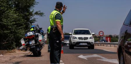 Un agente de la Guardia Civil durante un control en la autovía A-5, en la primera operación salida del verano de 2022, a 1 de julio de 2022, en Madrid (España). El dispositivo desplegado por la Dirección General de Tráfico (DGT) para la primera operación salida del verano arranca hoy y se ampliará hasta la medianoche del domingo 3 de julio. A pesar del elevado aumento del precio de los carburantes respecto al año anterior se prevé 4,5 millones de desplazamientos por carretera para este fin de semana en el conjunto del país.