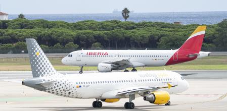 Un avion de Iberia con uno de Vueling en la pista de el aeropuerto Josep Tarradellas - El Prat. El Prat de Llobregat, 6 de Septiembre de 2024