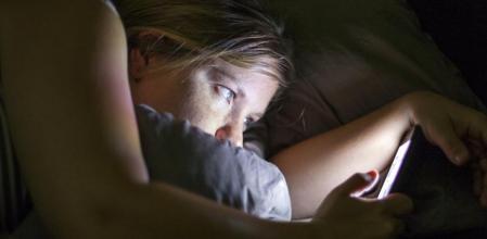 Usar el móvil en la cama, un riesgo para la salud