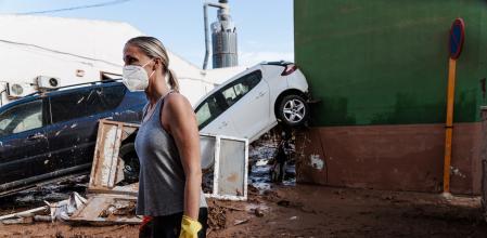 Una mujer en una zona afectada por la DANA, a 3 de noviembre de 2024, en Paiporta, Valencia, Comunidad Valenciana (España). La Generalitat valenciana ha decidido limitar durante la jornada de hoy el tránsito de personas en los municipios más afectados por la DANA, que el pasado 29 de octubre arrasó la provincia de Valencia y que deja ya una cifra de fallecidos de más de 210. Además, se ha decretado un nivel de alerta naranja por lluvias de hasta 150 litros por metro cuadrado en estas zonas.