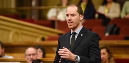 El diputado por el PP del Parlament de Cataluña, Juan Fernández Benítez, durante una sesión de control al presidente de la Generalitat valenciana, a 30 de octubre de 2024, en Barcelona, Cataluña (España). El pleno del Parlament designa hoy a los tres diputados que defenderán ante el Congreso la proposición de ley de modificación de la prescripción de los delitos contra la libertad sexual, contra menores de edad. El orden del día incluye también diez interpelaciones y el debate y votación de siete mociones. Al inicio del pleno han guardado un minuto de silencio por las víctimas mortales del temporal.
