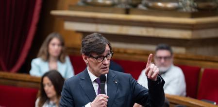 El president de la Generalitat, Salvador Illa,  durante una sesión de control al Govern, en el Parlament, a 26 de febrero de 2025, en Barcelona, Cataluña (España). El Parlament debate a partir de hoy el decreto ley de medidas urgentes en materia de contención de rentas, que establece un régimen sancionador para garantizar el cumplimiento de la contención de las rentas de alquiler. También, aborda el proyecto de ley de memoria democrática y la iniciativa sobre ruido en patios.