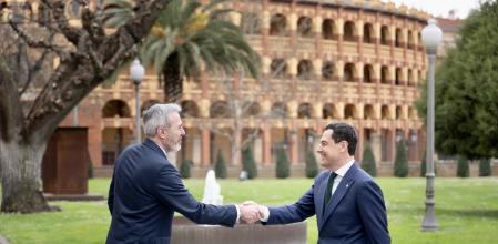 El presidente de Aragón, Jorge Azcón, saluda al presidente de la Junta de Andalucía, Juan Manuel Moreno Bonilla, a su llegada a la sede del Gobierno de Aragón
