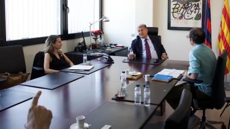 El presidente Joan Laporta durante la entrevista con La Vanguardia