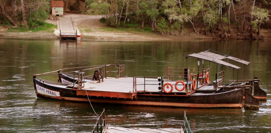 El oficio del paso de la barca en Miravet