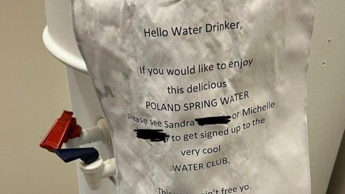 Un jefe obliga a pagar a sus empleados si quieren beber agua fría en el trabajo