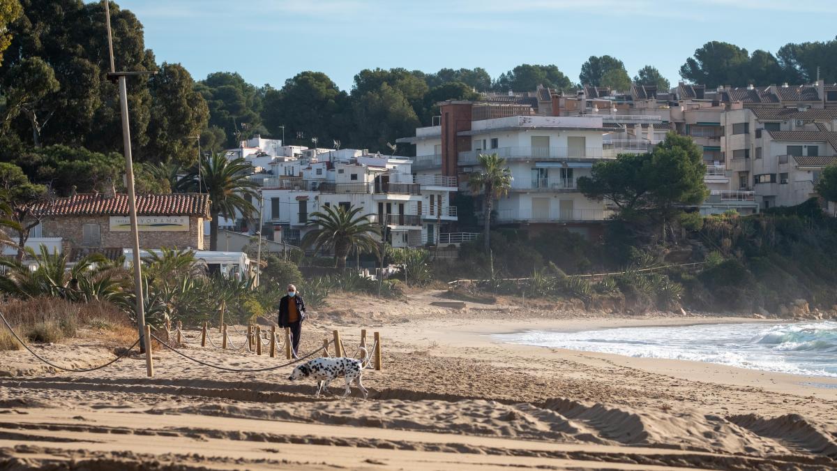 La Generalitat frena la construcción de 46.800 viviendas en el litoral catalán