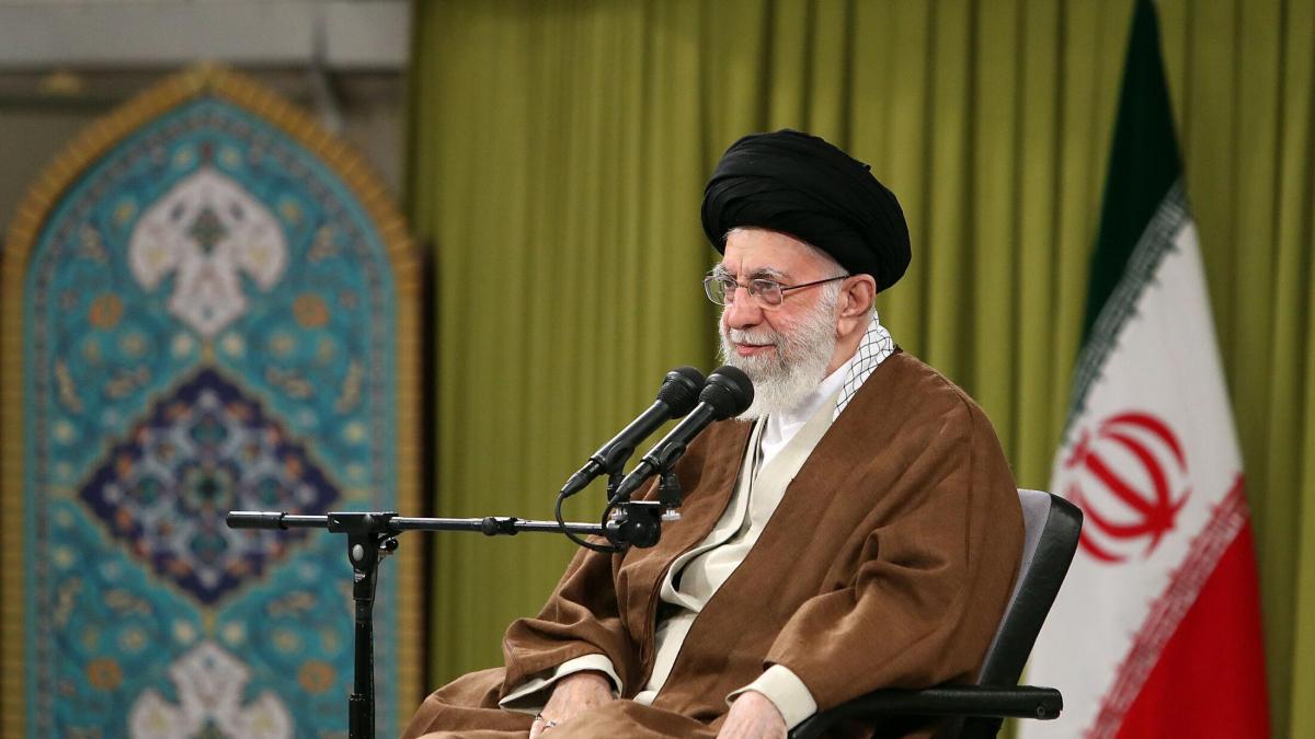 Irán toma represalias contra Francia por las caricaturas del ayatolá Jamenei en ‘Charlie Hebdo’