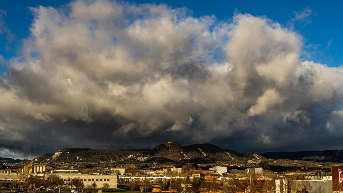 Explosión de nubes sobre la Creu de Gurb