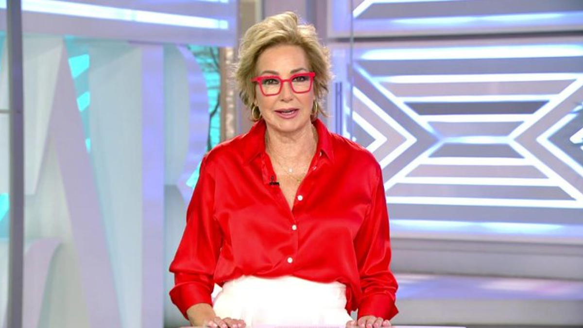 La camisa de Ana Rosa Quintana que sienta bien a cualquier edad es de Zara y cuesta menos de 20 euros