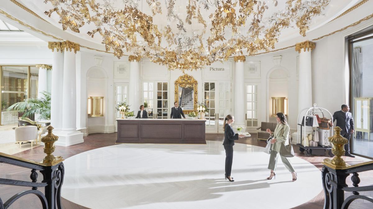 El hotel Ritz subasta su antiguo mobiliario y decoración desde un euro