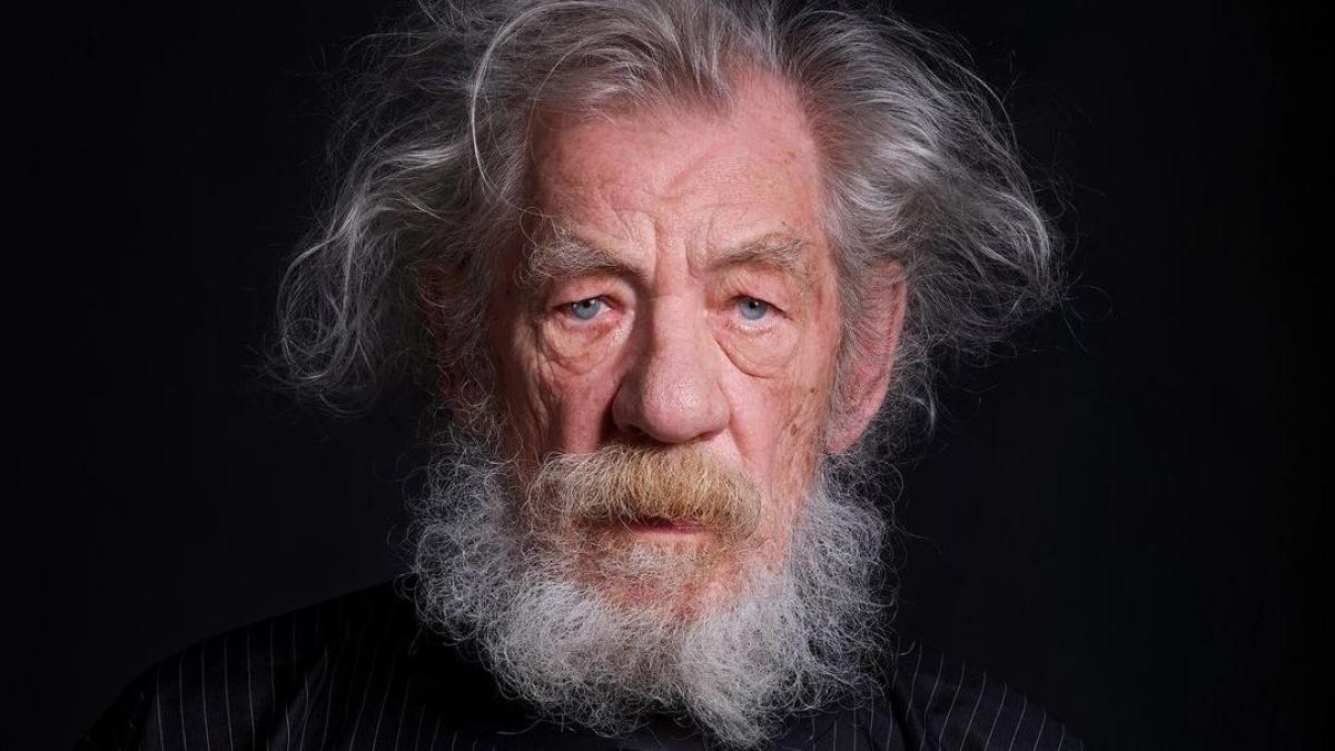 Ian McKellen rejuvenece con un radical cambio de look