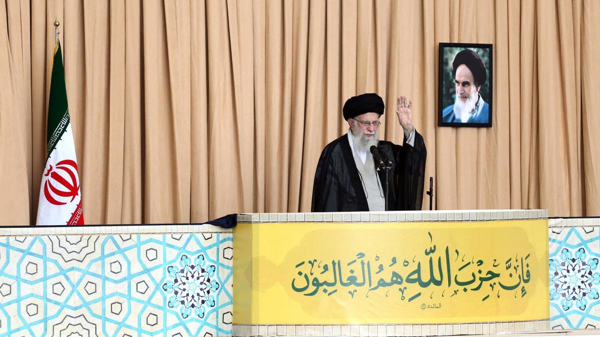 Ali Jamenei se reivindica, arma en mano, al frente del eje contra Israel