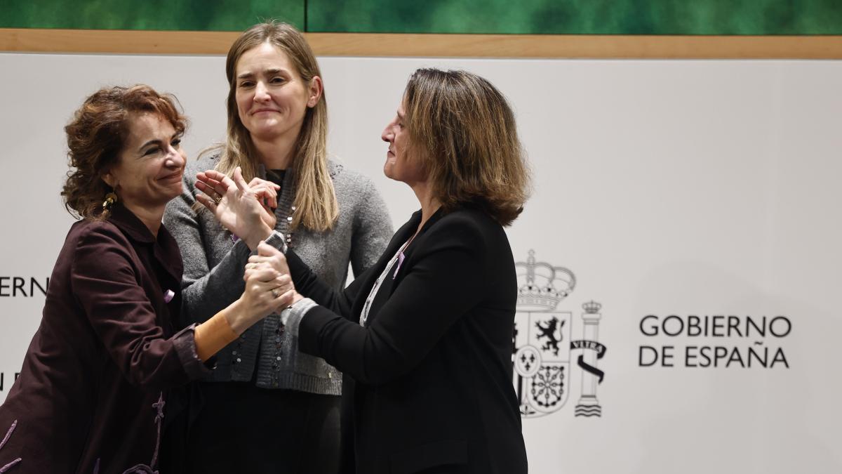 Junts y Podemos exigen que las eléctricas también paguen el impuesto energético