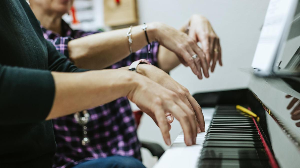 Se quedó sin trabajo a los 56, creó una fundación y ya ha ayudado a más de 4.000 músicos: “Me siento útil”