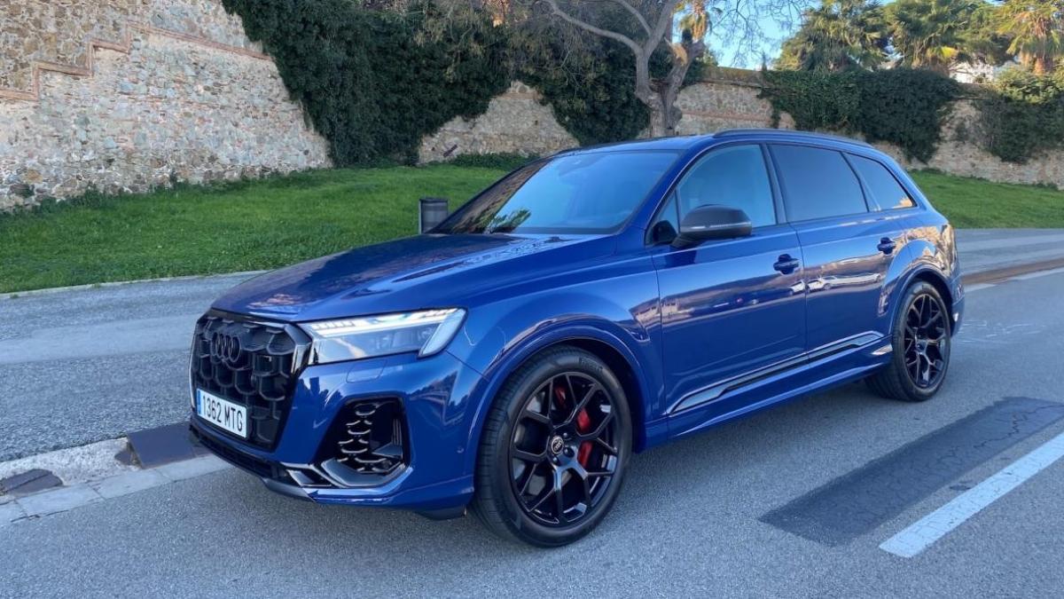 Este Audi Q7 híbrido enchufable de 490 CV tiene la etiqueta Cero de la DGT y te hace masajes mientras lo conduces