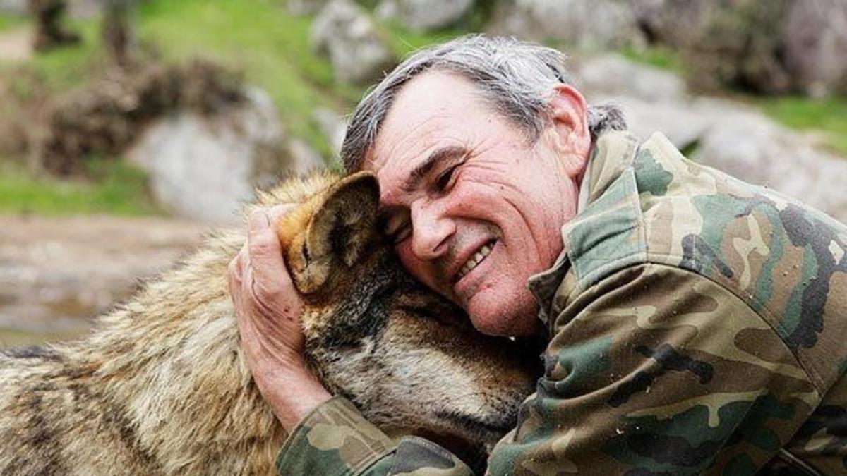 Marcos Rodríguez, el hombre criado por lobos en España: “A los 5 años me vendieron a un anciano que murió en una cueva; una loba me rescató y me dio carne de la que estaban comiendo sus cachorros”