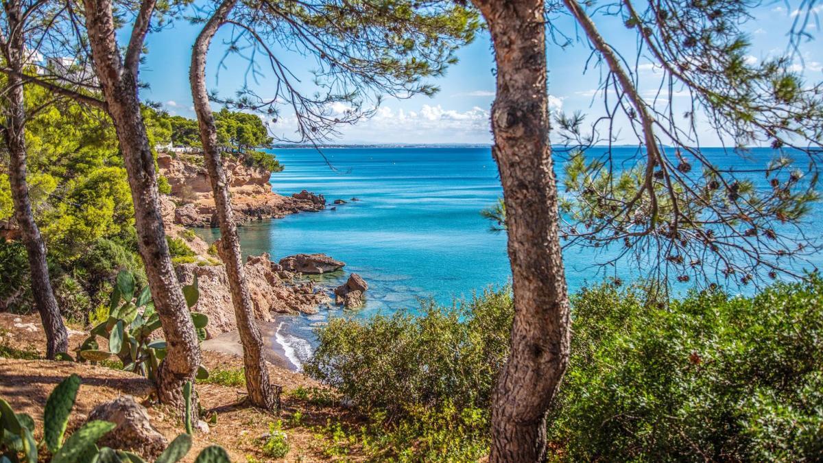 Un verano entre el verde y el azul: calas vírgenes y paisajes para dejarse sorprender