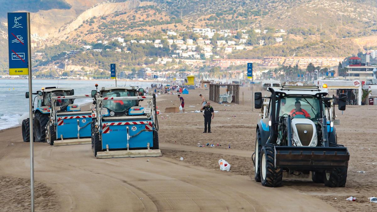 160 trabajadores para limpiar las playas del área metropolitana de Barcelona tras la verbena de Sant Joan