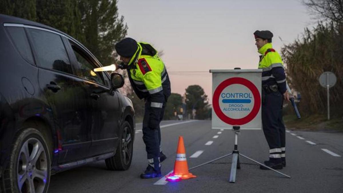 Denuncian a un conductor borracho y sin carnet, con 7 acompañantes en un coche de 5 plazas