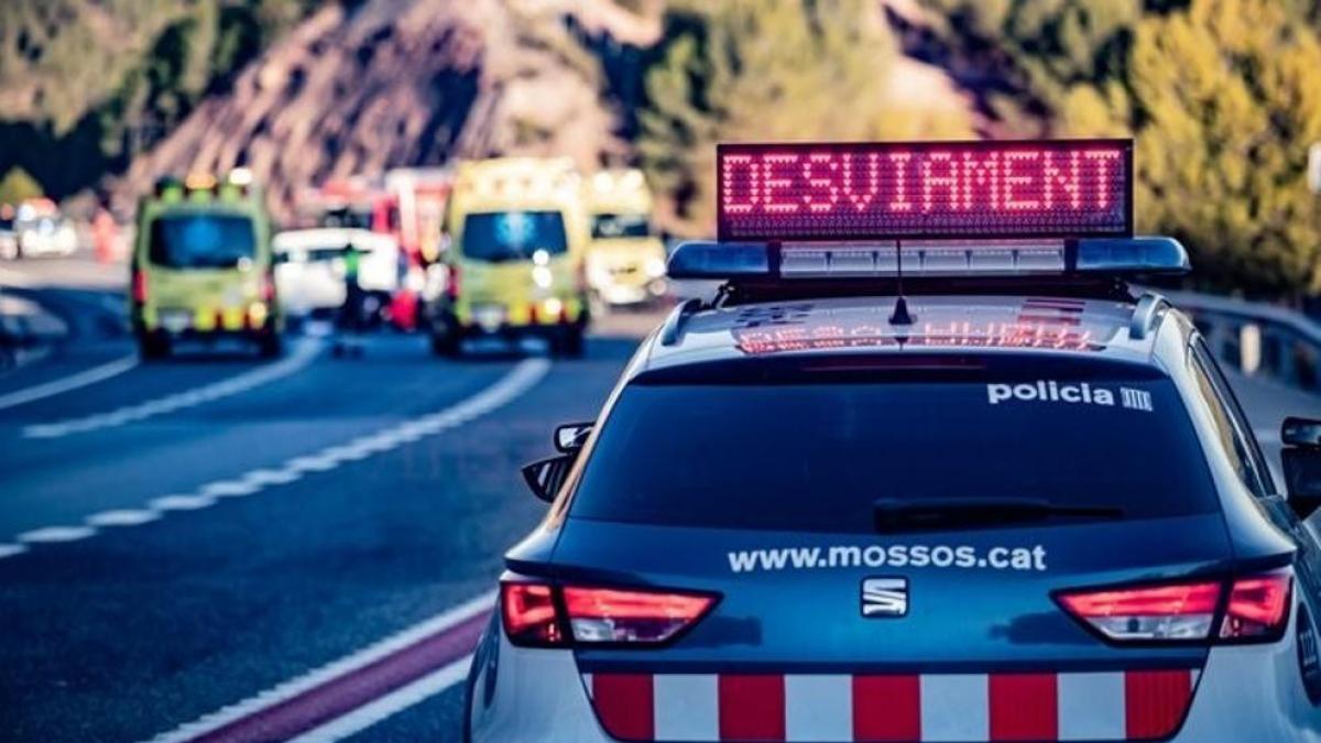 Un fallecido y otro herido grave al chocar un turismo con un árbol en la Roca del Vallès