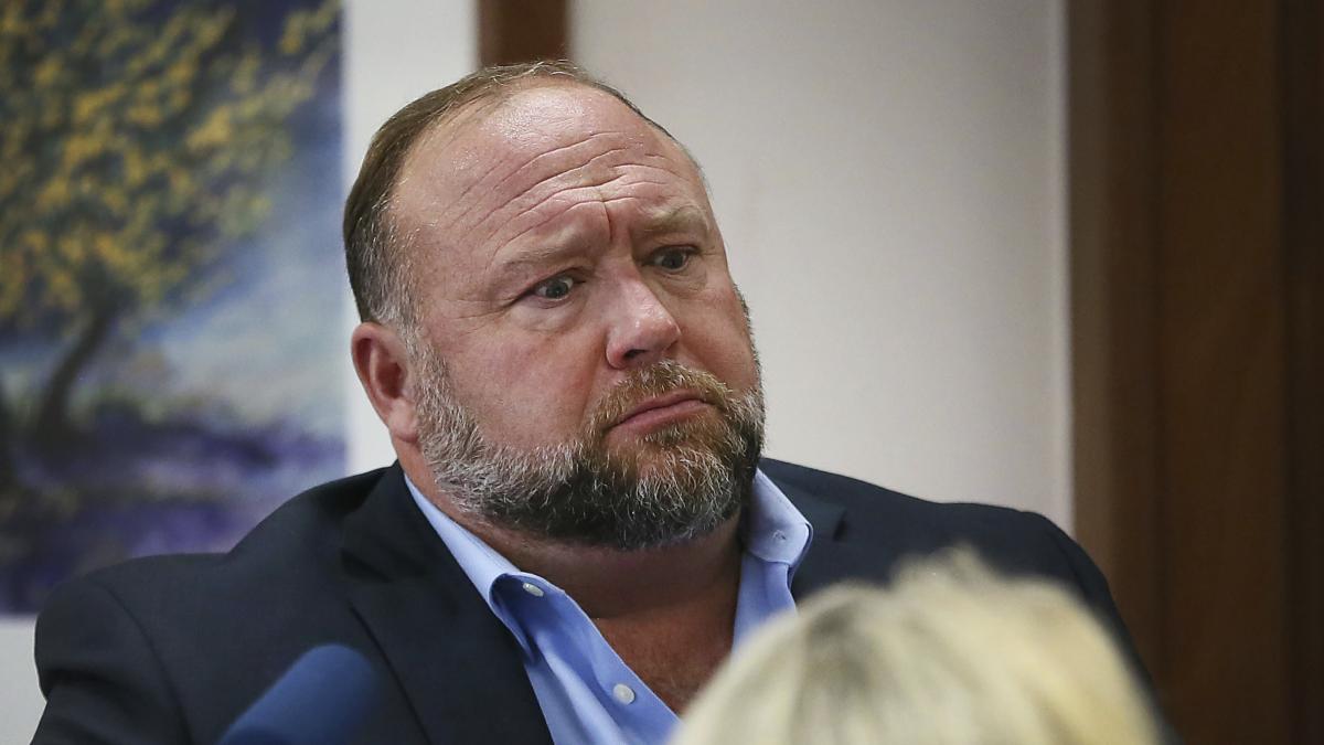 El jurado ordena al conspirador Alex Jones el pago de otros 45,2 millones de dólares