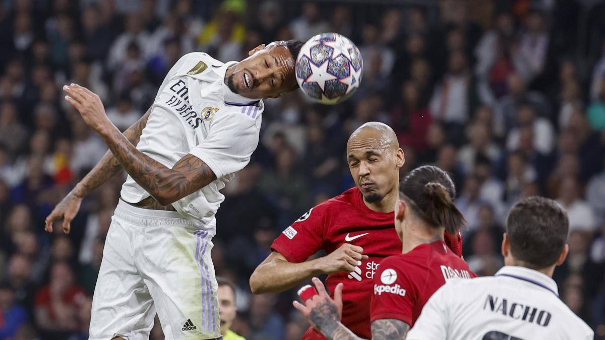 Un estudio de 6.000 futbolistas confirma que los cabezazos elevan el riesgo de alzheimer