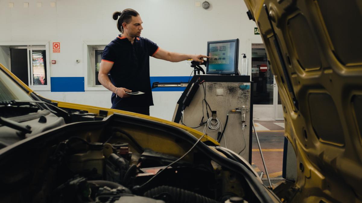 Ni luces ni frenos: este es el componente del coche que llega más deteriorado a la inspección, según técnicos de la ITV