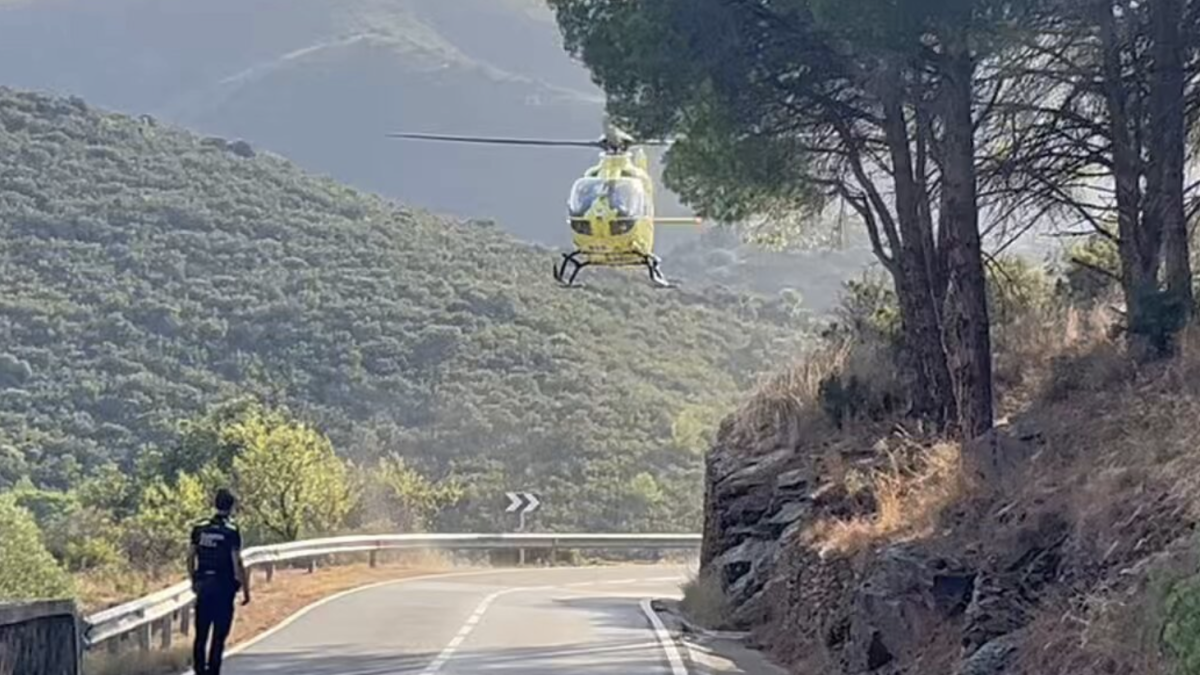 La extraordinaria habilidad de un piloto para aterrizar un helicóptero en una carretera de Port de la Selva