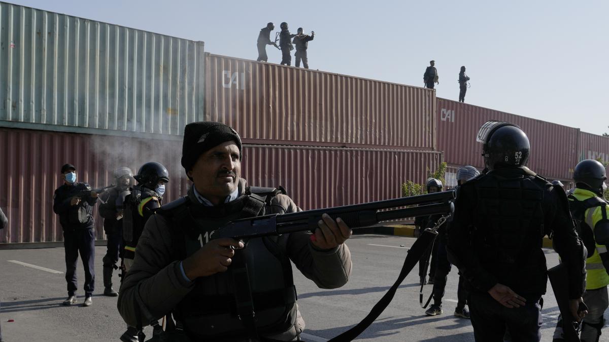 La marcha para liberar a Imran Jan deja seis muertos en Islamabad y miles de detenidos