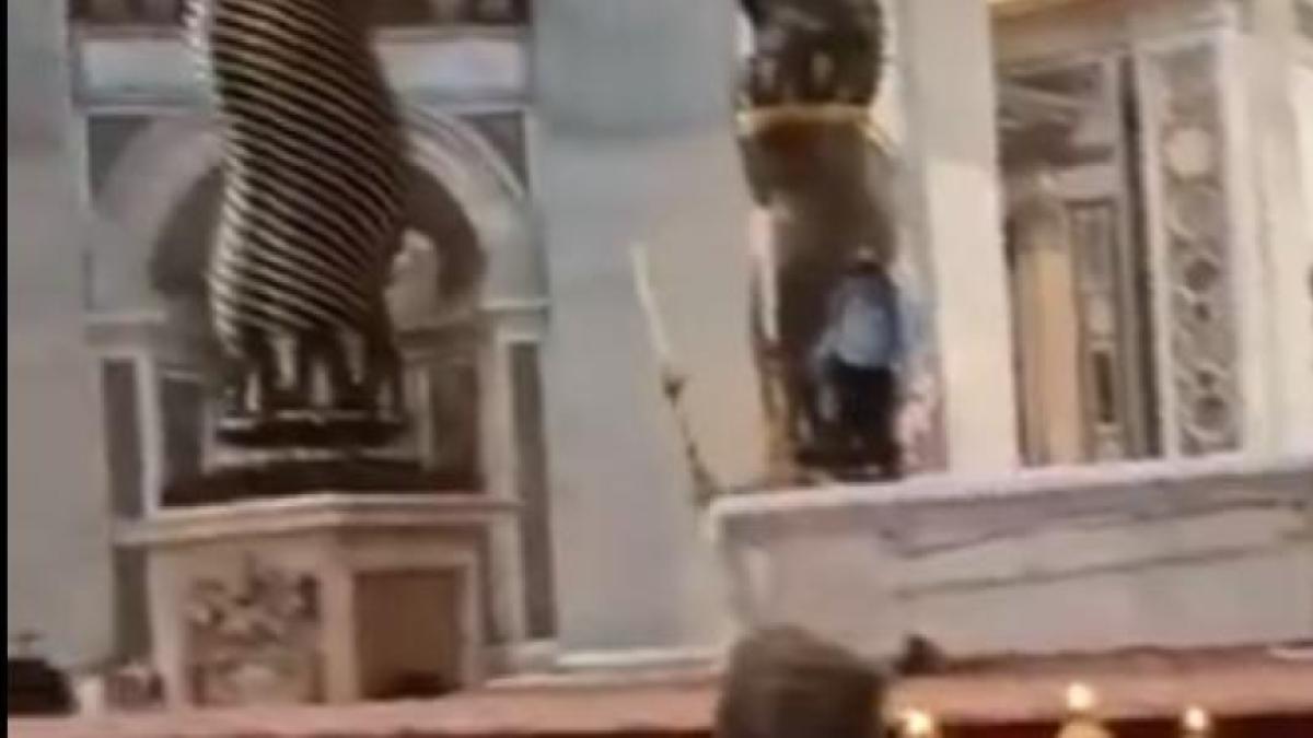 Un hombre vandaliza el altar de la basílica de San Pedro, en el Vaticano